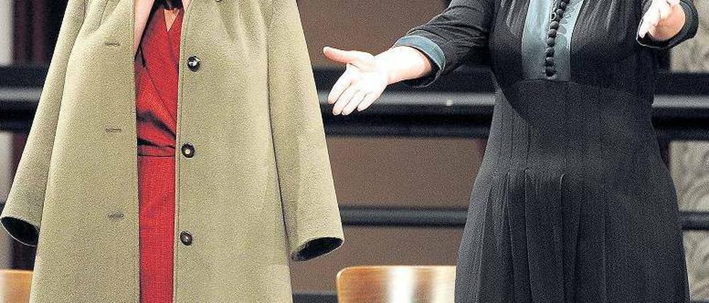 Schreck, lass nach. Amme (Michaela Schuster) und Färberin (Evelyn Herlitzius). Foto: dpa