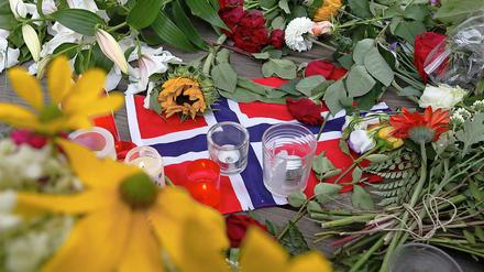 Vor den Nordischen Botschaften in Berlin haben Menschen Blumen niedergelegt, um ihre Anteilnahme zu zeigen.