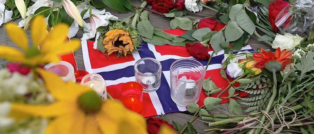 Vor den Nordischen Botschaften in Berlin haben Menschen Blumen niedergelegt, um ihre Anteilnahme zu zeigen.