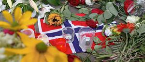 Vor den Nordischen Botschaften in Berlin haben Menschen Blumen niedergelegt, um ihre Anteilnahme zu zeigen.