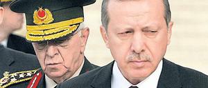 Gewinner, Verlierer: Ex-Generalstabschef Kosaner (links) und Erdogan. Foto: Adem Altan/AFP