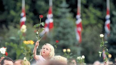 Im Gedenken. Ganz Norwegen trauert um die jungen Menschen, die auf der Insel Utöya erschossen worden sind – und findet ein neues Gemeinschaftsgefühl. Foto: Fabrizio Bensch/Reuters