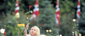 Im Gedenken. Ganz Norwegen trauert um die jungen Menschen, die auf der Insel Utöya erschossen worden sind – und findet ein neues Gemeinschaftsgefühl. Foto: Fabrizio Bensch/Reuters