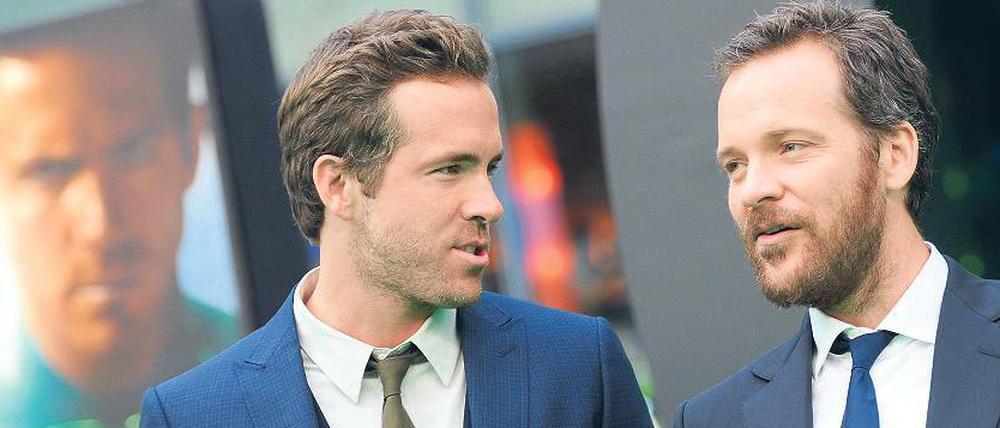 Feinde nur auf der Leinwand. Peter Sarsgaard (rechts) und Ryan Reynolds stellten am Montag in Berlin ihren neuen Film „Green Lantern“ vor. 