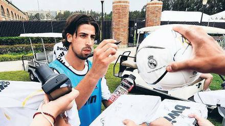 Saisonstart in L.A., die Frisur sitzt. Sami Khedira schreibt vor Real Madrids Trainingsplatz in den USA Autogramme.