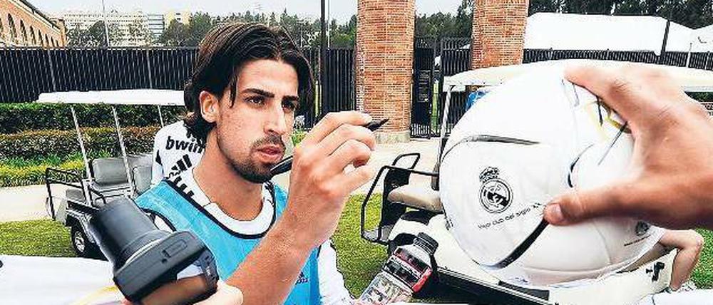 Saisonstart in L.A., die Frisur sitzt. Sami Khedira schreibt vor Real Madrids Trainingsplatz in den USA Autogramme. 