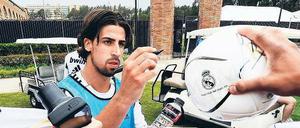 Saisonstart in L.A., die Frisur sitzt. Sami Khedira schreibt vor Real Madrids Trainingsplatz in den USA Autogramme. 