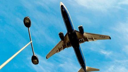 Im Anflug. Seit Monaten wird über die Routen vom und zum Großflughafen Schönefeld diskutiert. Viele fürchten den Lärm der Maschinen.
