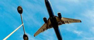 Im Anflug. Seit Monaten wird über die Routen vom und zum Großflughafen Schönefeld diskutiert. Viele fürchten den Lärm der Maschinen.