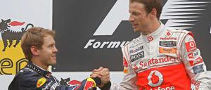 Sebastian Vettel (l.) gratuliert seinem Kontrahenten Jenson Button zum Sieg.