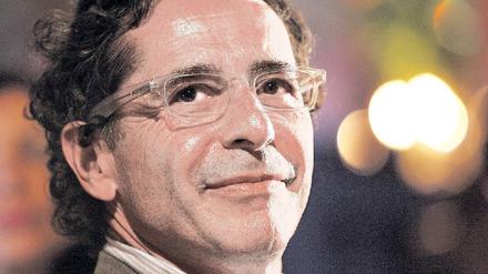 Roger Schawinski führt bei seinem eigenen Radiosender zweimal wöchentlich selbst durchs Programm. Nun kehrt er auch ins Schweizer Fernsehen zurück. Foto: ddp