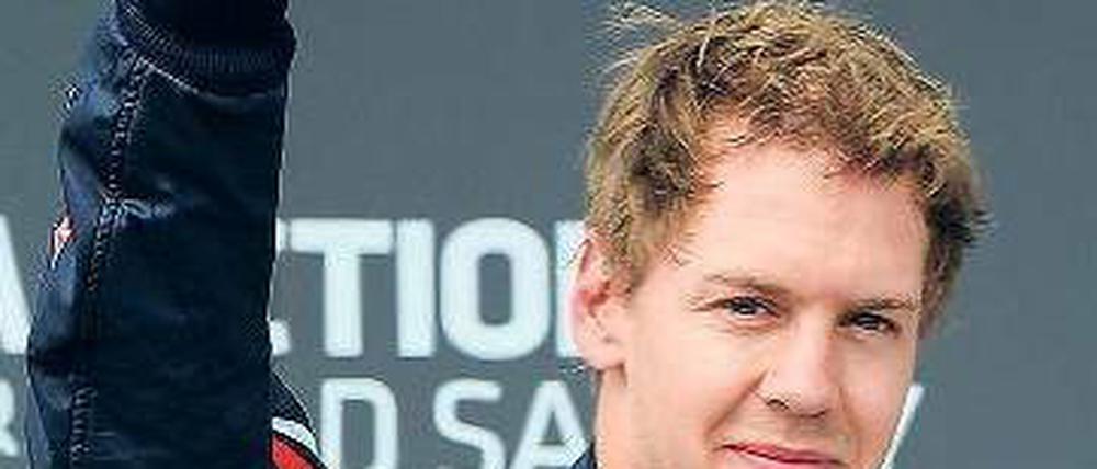 Gruß an die Box. Vettel dankte seinem Team für den nächtlichen Einsatz. Foto: AFP