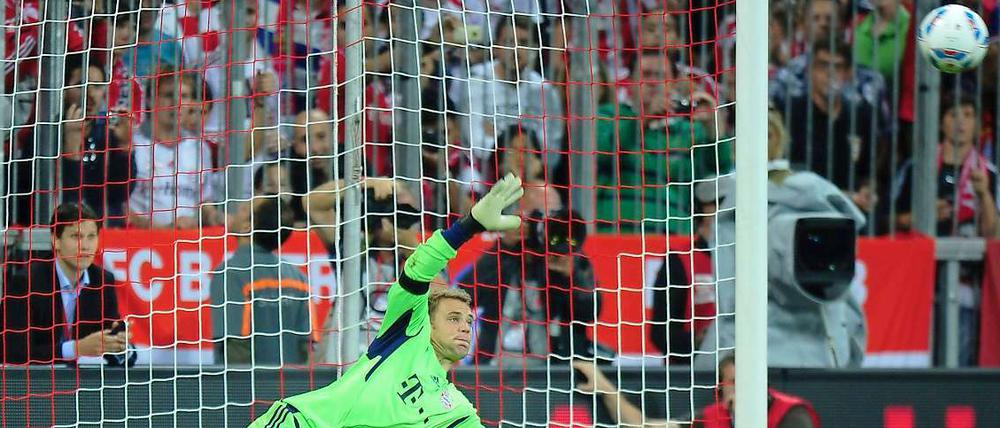 Manuel Neuer ahnt es schon: Der Elfmeter könnte drüber gehen.