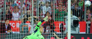 Manuel Neuer ahnt es schon: Der Elfmeter könnte drüber gehen.