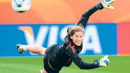 Frau auf dem Flug. Die US-Amerikanerin Hope Solo gehört zu den weltbesten Torhüterinnen. Foto: dpa