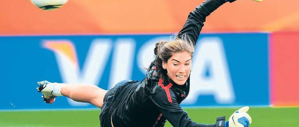 Frau auf dem Flug. Die US-Amerikanerin Hope Solo gehört zu den weltbesten Torhüterinnen. Foto: dpa