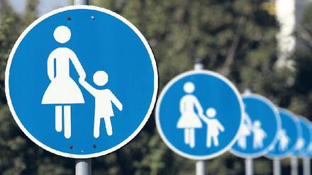 Frauen und Kinder zuerst. Bis in die 1990er spielten Fußgänger in der Verkehrsplanung fast keine Rolle. Jetzt wird an sie gedacht. 