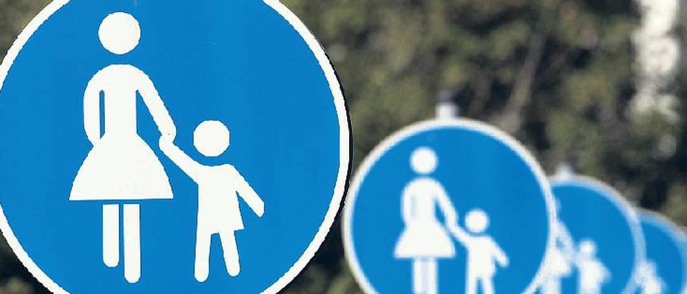 Frauen und Kinder zuerst. Bis in die 1990er spielten Fußgänger in der Verkehrsplanung fast keine Rolle. Jetzt wird an sie gedacht. 
