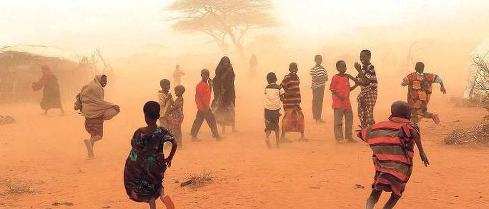Nichts als trockener roter Staub. Flüchtlinge im Lager von Dadaab. Foto: Thomas Mukoya/Reuters