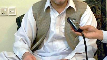 Ahmed Wali Karsai bei einem Gespräch mit Journalisten in Kandahar im Jahr 2009.