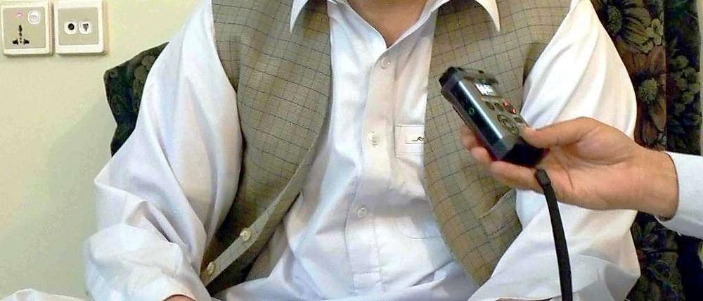 Ahmed Wali Karsai bei einem Gespräch mit Journalisten in Kandahar im Jahr 2009.