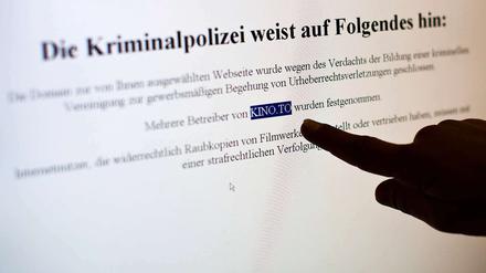 Warnung. Auf der Seite von kino.to werden die Nutzer von der Polizei begrüßt.