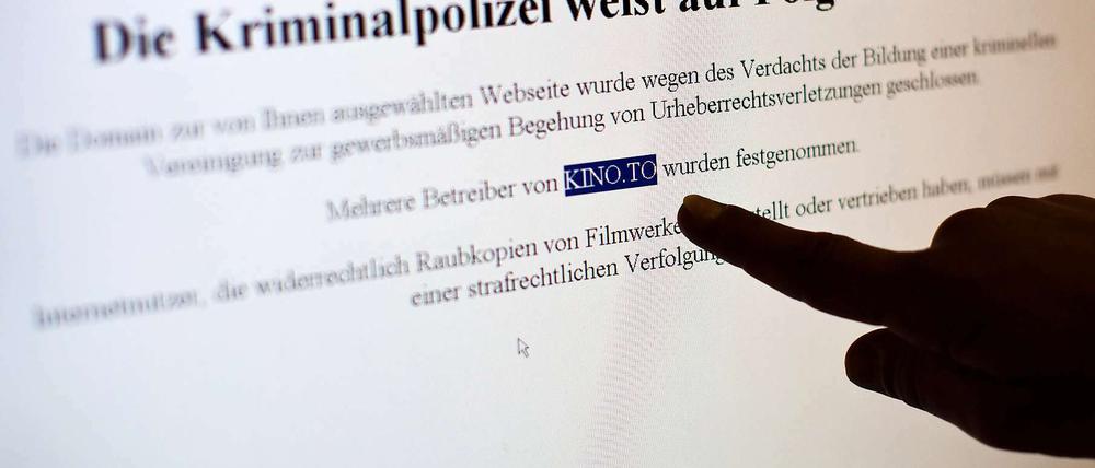 Warnung. Auf der Seite von kino.to werden die Nutzer von der Polizei begrüßt.