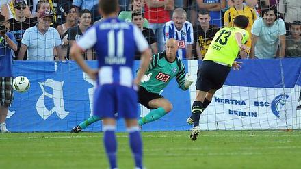 Alexander Frei trifft zum ersten Mal. Herthas Torwart Maikel Aerts ist bei dem Elfmetergegentor chancenlos, konnte ansonsten aber nicht überzeugen.