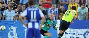 Alexander Frei trifft zum ersten Mal. Herthas Torwart Maikel Aerts ist bei dem Elfmetergegentor chancenlos, konnte ansonsten aber nicht überzeugen.
