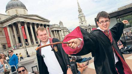 Hokuspokus am Trafalgar Square. Alex Moustakakis mimt Harry Potter, während er mit anderen Fans in langen Schlangen für Karten ansteht.