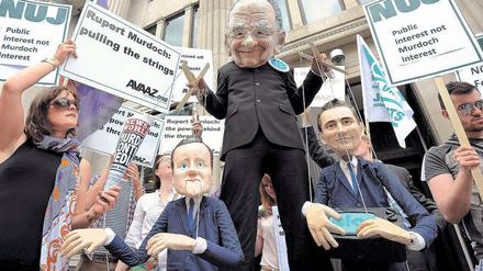 Strippenzieher. Demonstranten protestieren in London gegen Medienzar Rupert Murdoch. Mitarbeiter seines Blatts „News of the World“ sollen Handys ausspioniert haben. 