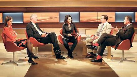 Ritual am Sonntag. 21 Uhr 45, ARD: Anne Will bittet zum Talk. Ihr Thema am Sonntagabend: „Deutsche Panzer für Saudi-Arabien.“ Gestartet im September 2007 ist „Anne Will“ bis zum heutigen Finale mit durchschnittlich 4,1 Millionen Zuschauern die erfolgreichste Talkshow im deutschen Fernsehen. Moderatorin und Sendung kommen wieder: Am Mittwoch, 31. August, um 22 Uhr 45 . Foto: NDR