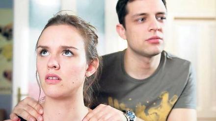 Wiedersehen im Onlinestream. Die „Lindenstraße“ (mit Cosmia Viola u. Toni Snetberger) läuft heute schon um 15 Uhr, der gefühlt früheste Sendebeginn seit Serienstart 1985.Foto:WDR