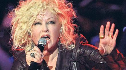 Leder statt Neon. Farblich lässt es Cyndi Lauper dezenter angehen als früher. 