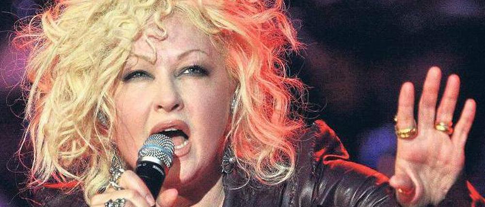 Leder statt Neon. Farblich lässt es Cyndi Lauper dezenter angehen als früher.