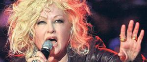 Leder statt Neon. Farblich lässt es Cyndi Lauper dezenter angehen als früher. 
