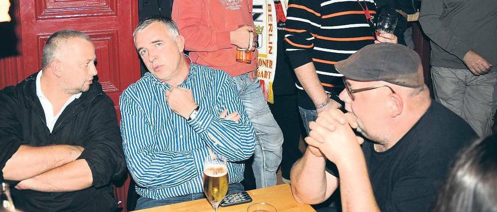 Eine Frage der Gesinnung. Viele Union-Fans standen der DDR Zeit ihres Bestehens ablehnend gegenüber. Auf den heutigen Präsidenten Dirk Zingler (2. v. l.) traf das nicht zu. 