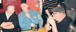 Eine Frage der Gesinnung. Viele Union-Fans standen der DDR Zeit ihres Bestehens ablehnend gegenüber. Auf den heutigen Präsidenten Dirk Zingler (2. v. l.) traf das nicht zu. 