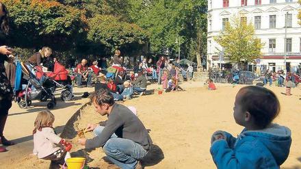 Verspielt. Kinderreichtum gehört zum Image des Stadtteils wie Milchkaffee und die Boutiquen auf der Kastanienallee. Ebenfalls typisch: die ständige Sorge der Bewohner. Foto: Imago