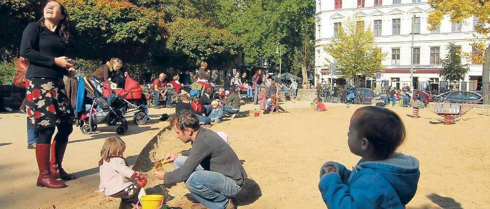 Verspielt. Kinderreichtum gehört zum Image des Stadtteils wie Milchkaffee und die Boutiquen auf der Kastanienallee. Ebenfalls typisch: die ständige Sorge der Bewohner. Foto: Imago