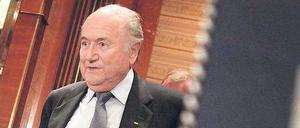 Alter Mann bei den Frauen. Joseph Blatter umgarnt die Delegierten beim Frauenfußballkongress, kann sich aber einen Herrenwitz nicht verkneifen. 