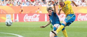 Gar nicht abgedroschen. Marie Hammarström (r.) knallt den Ball zum Siegtreffer ins Tor. Foto: Reuters