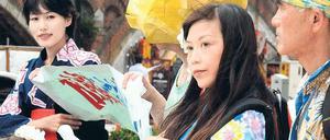Aufgebrachte Mütter. Familien demonstrieren in Tokio vor dem Hauptquartier von Tepco, der Betreiberfirma der havarierten Atommeiler in Fukushima. Sie wissen nicht mehr, welche Produkte im Supermarkt sie kaufen können, ohne ihren Kindern zu schaden. Den Ausfall von Klimaanlagen nehmen sie eher gelassen hin. 