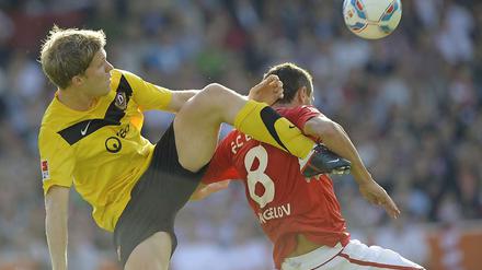 Dresdens Florian Jungwirth und der Cottbusser Dimitar Rangelov kämpfen um den Ball.