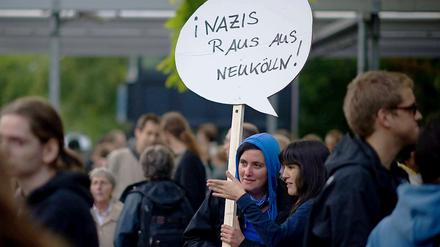 "Nazis raus aus Neukölln": Demonstranten protestieren in der Johannisthaler Chaussee gegen rechtsextreme Gruppierungen.