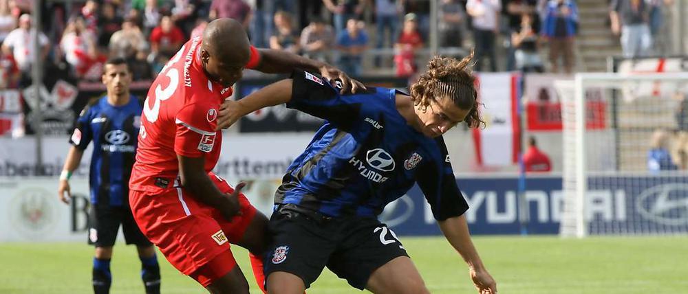 Berlins Silvio de Oliviera (l.) im Zweikampf mit Frankfurts Yannick Stark.