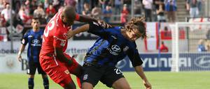 Berlins Silvio de Oliviera (l.) im Zweikampf mit Frankfurts Yannick Stark.