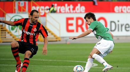 Fuerths Christopher Noethe (r.) spielt Frankfurts Gordon Schildenfeld aus und erzielt das 1:0. 