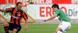 Fuerths Christopher Noethe (r.) spielt Frankfurts Gordon Schildenfeld aus und erzielt das 1:0.