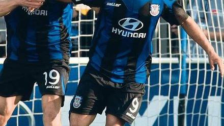 Du gehörst jetzt zu meinem Team. Der Frankfurter Marcel Gaus (l.) hält den Torschützen Karim Benyamina fest. Das hätte Union vor dieser Saison wohl auch machen sollen. Foto: dpa